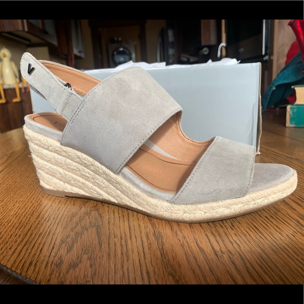 VIONIC NEW IN BOX “Tulum” brooke dark taupe suede wedge 9.5
